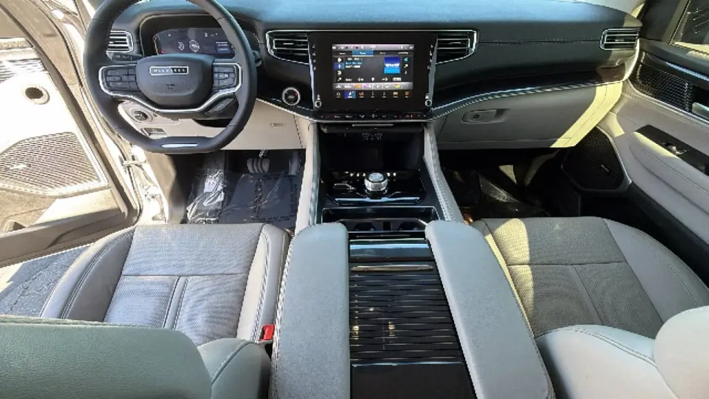 2023 Jeep Wagoneer Base