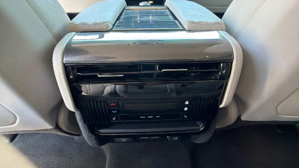 2023 Jeep Wagoneer Base