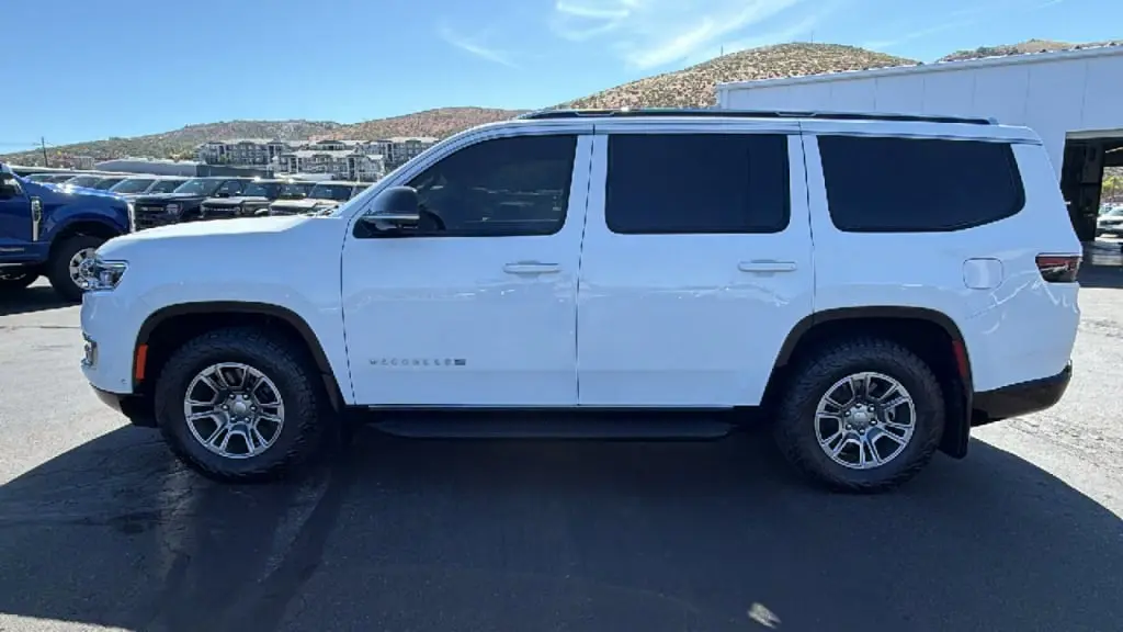 2023 Jeep Wagoneer Base