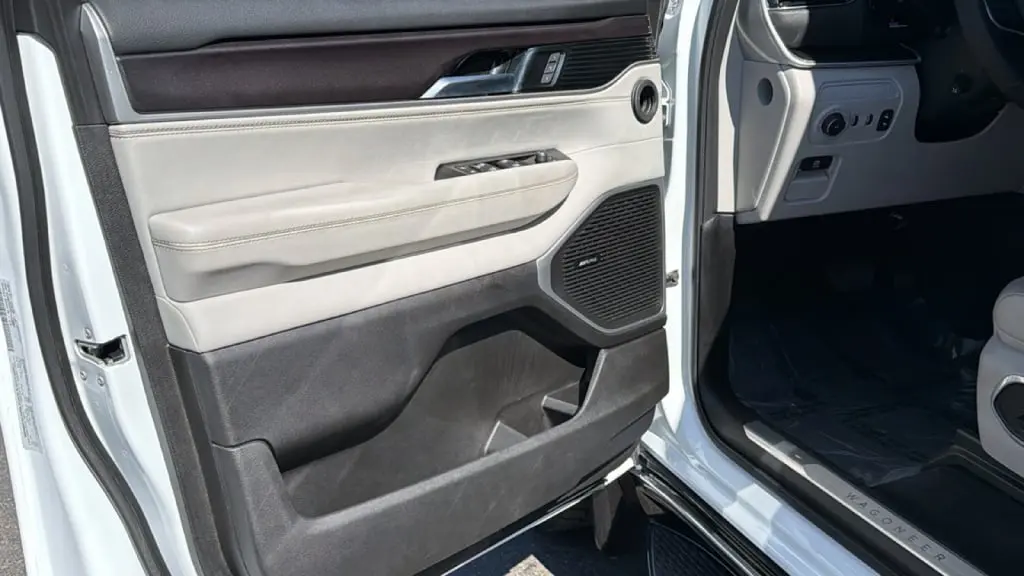 2023 Jeep Wagoneer Base