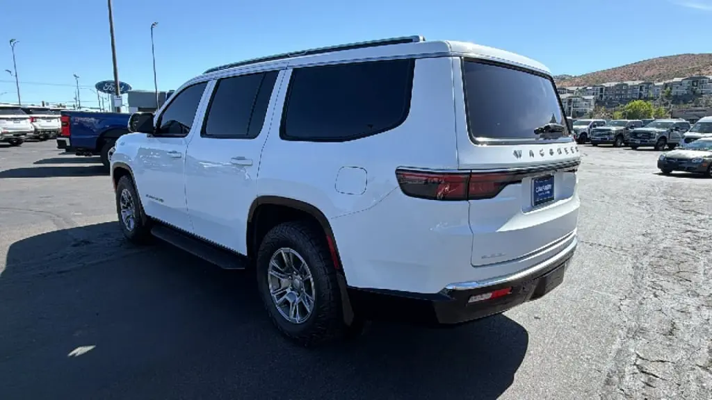 2023 Jeep Wagoneer Base