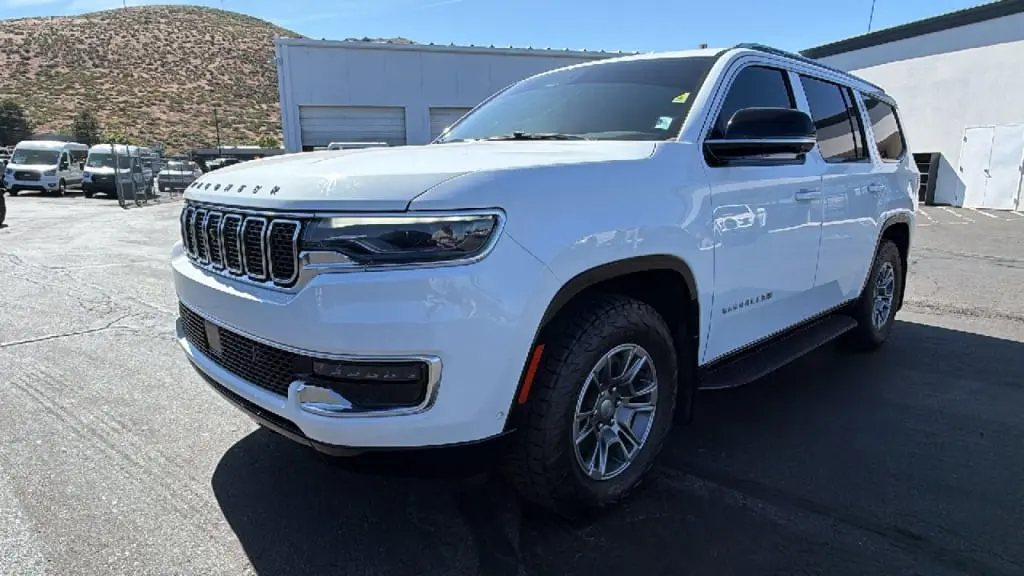 2023 Jeep Wagoneer Base