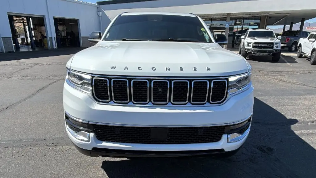 2023 Jeep Wagoneer Base