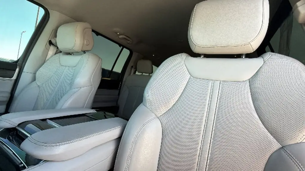 2023 Jeep Wagoneer Base