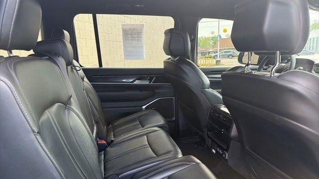 2023 Jeep Wagoneer Base