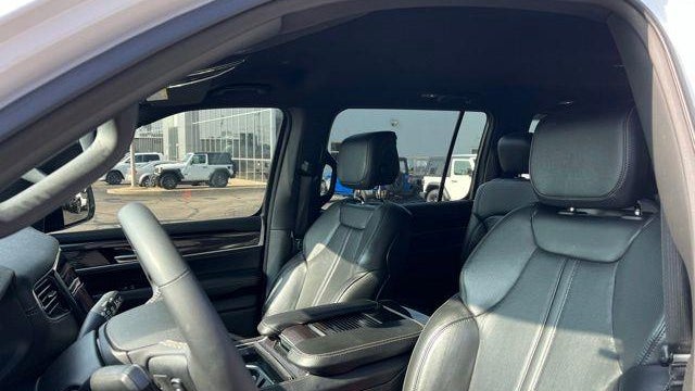2023 Jeep Wagoneer Base