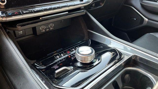 2023 Jeep Wagoneer Base