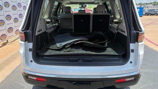 2024 Jeep Wagoneer Base