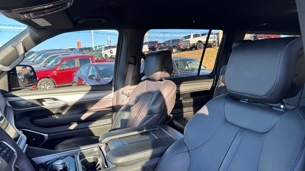 2025 Jeep Wagoneer Base