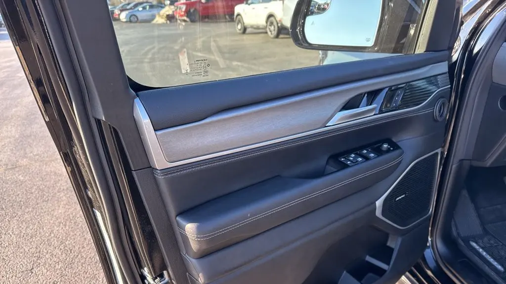 2025 Jeep Wagoneer Base