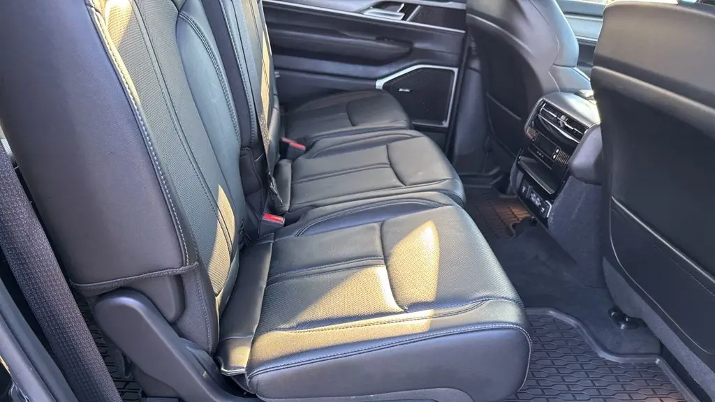 2025 Jeep Wagoneer Base