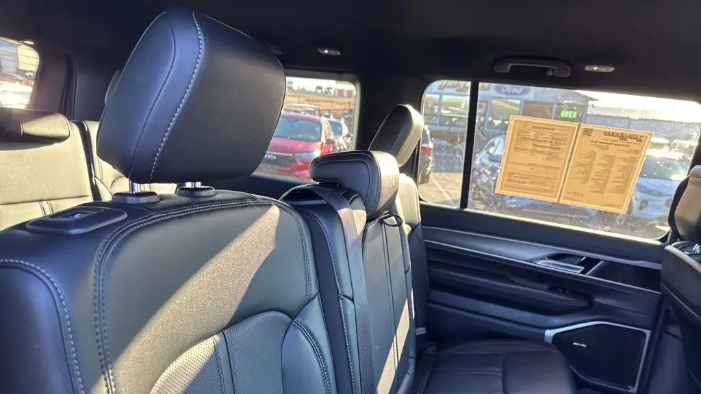 2025 Jeep Wagoneer Base