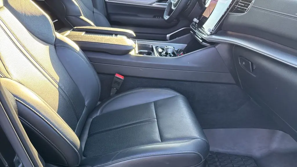 2025 Jeep Wagoneer Base