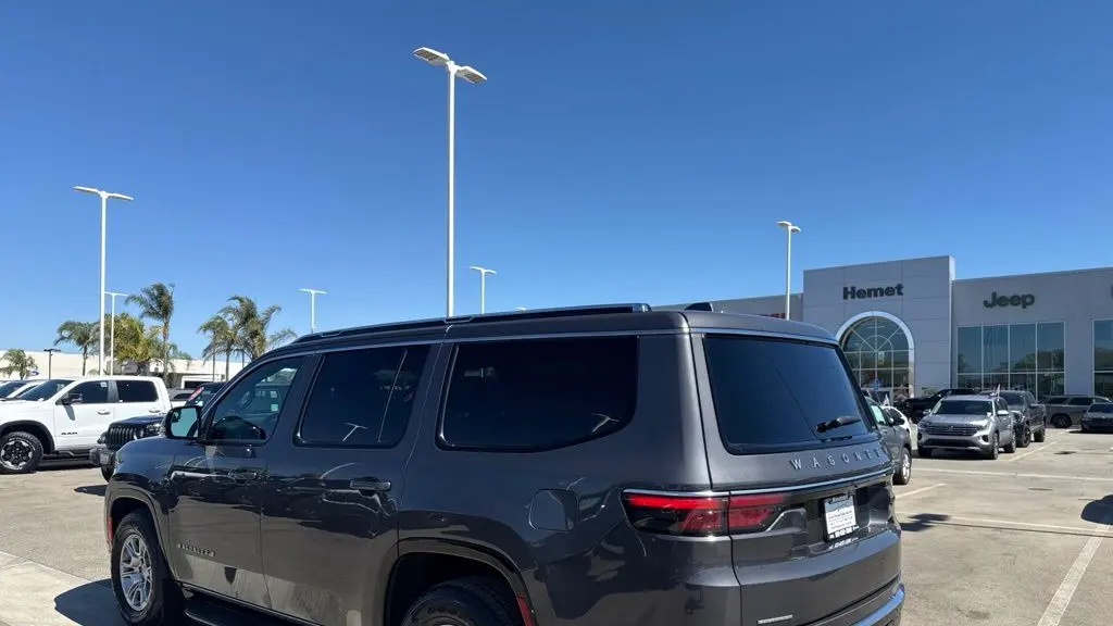 2023 Jeep Wagoneer Base