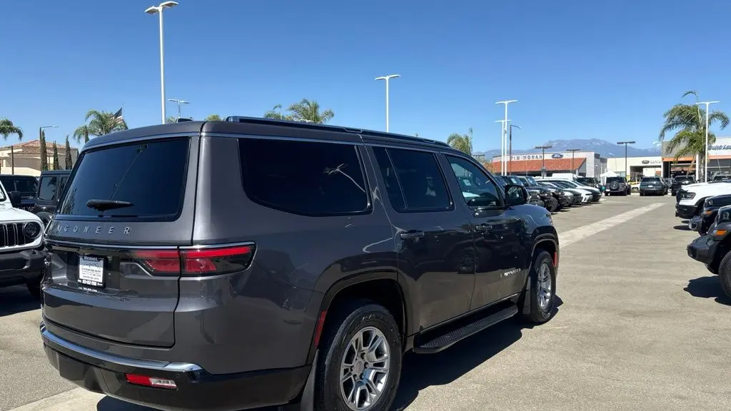 2023 Jeep Wagoneer Base