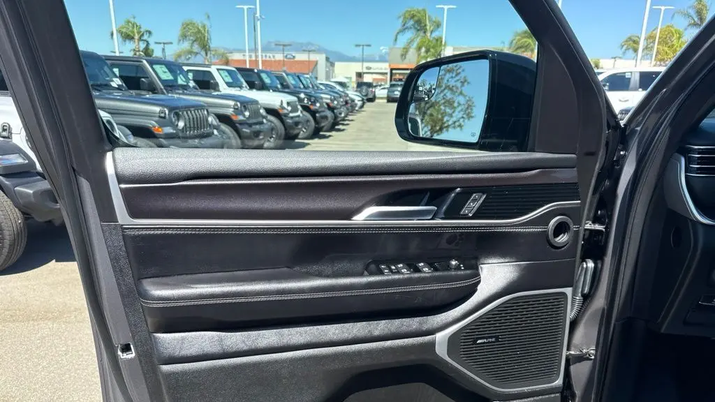 2023 Jeep Wagoneer Base