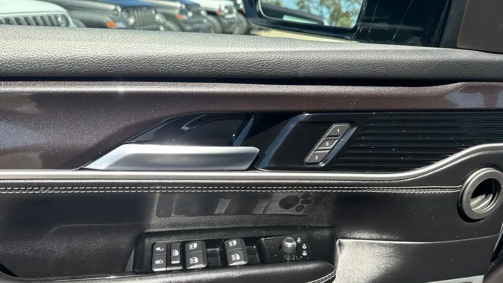 2023 Jeep Wagoneer Base