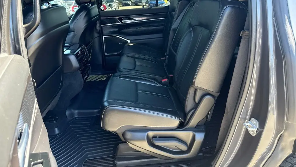 2023 Jeep Wagoneer Base