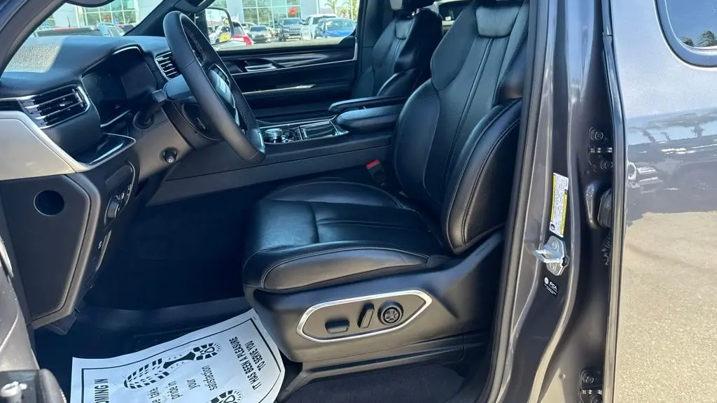 2023 Jeep Wagoneer Base
