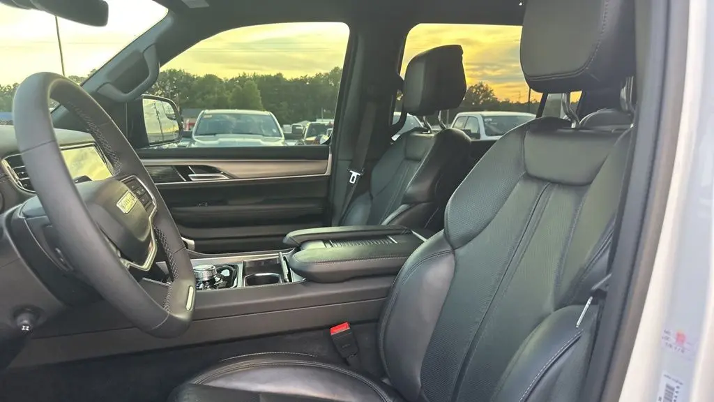 2025 Jeep Wagoneer Base