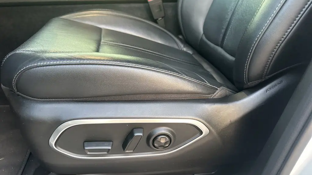 2025 Jeep Wagoneer Base