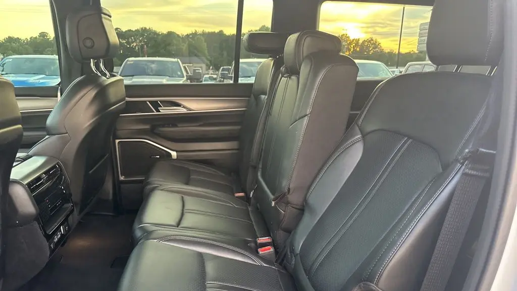 2025 Jeep Wagoneer Base