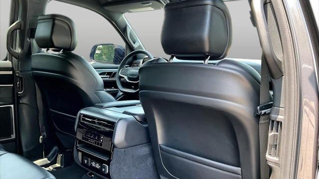 2025 Jeep Wagoneer Base