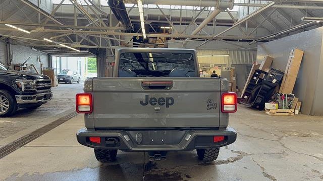 2022 Jeep Gladiator Sport