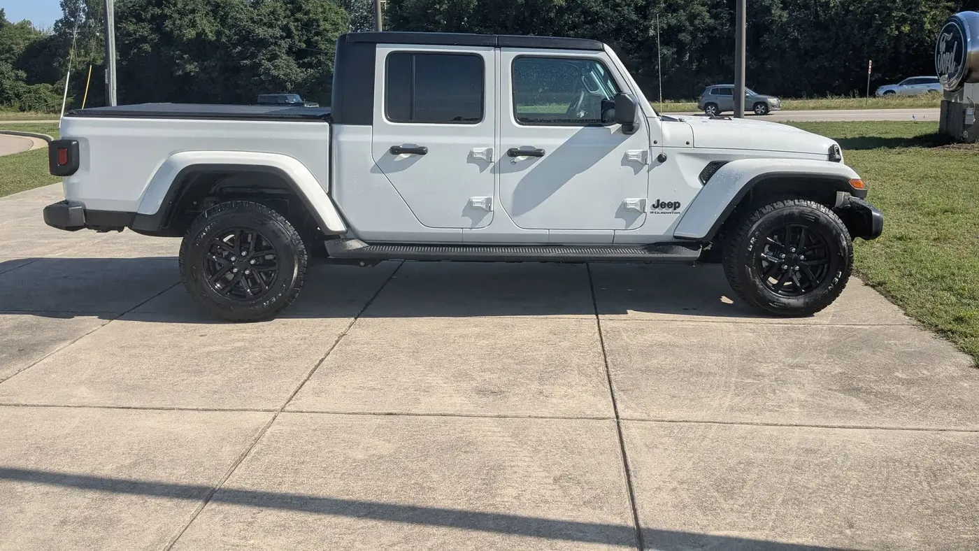 2023 Jeep Gladiator Sport