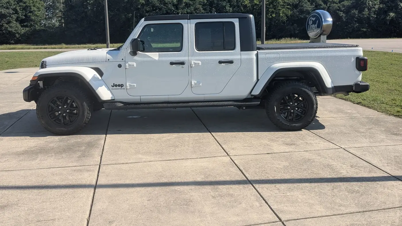2023 Jeep Gladiator Sport