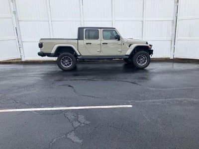 2020 Jeep Gladiator 4X4 Overland 4DR Crew Cab 5.0 FT. SB