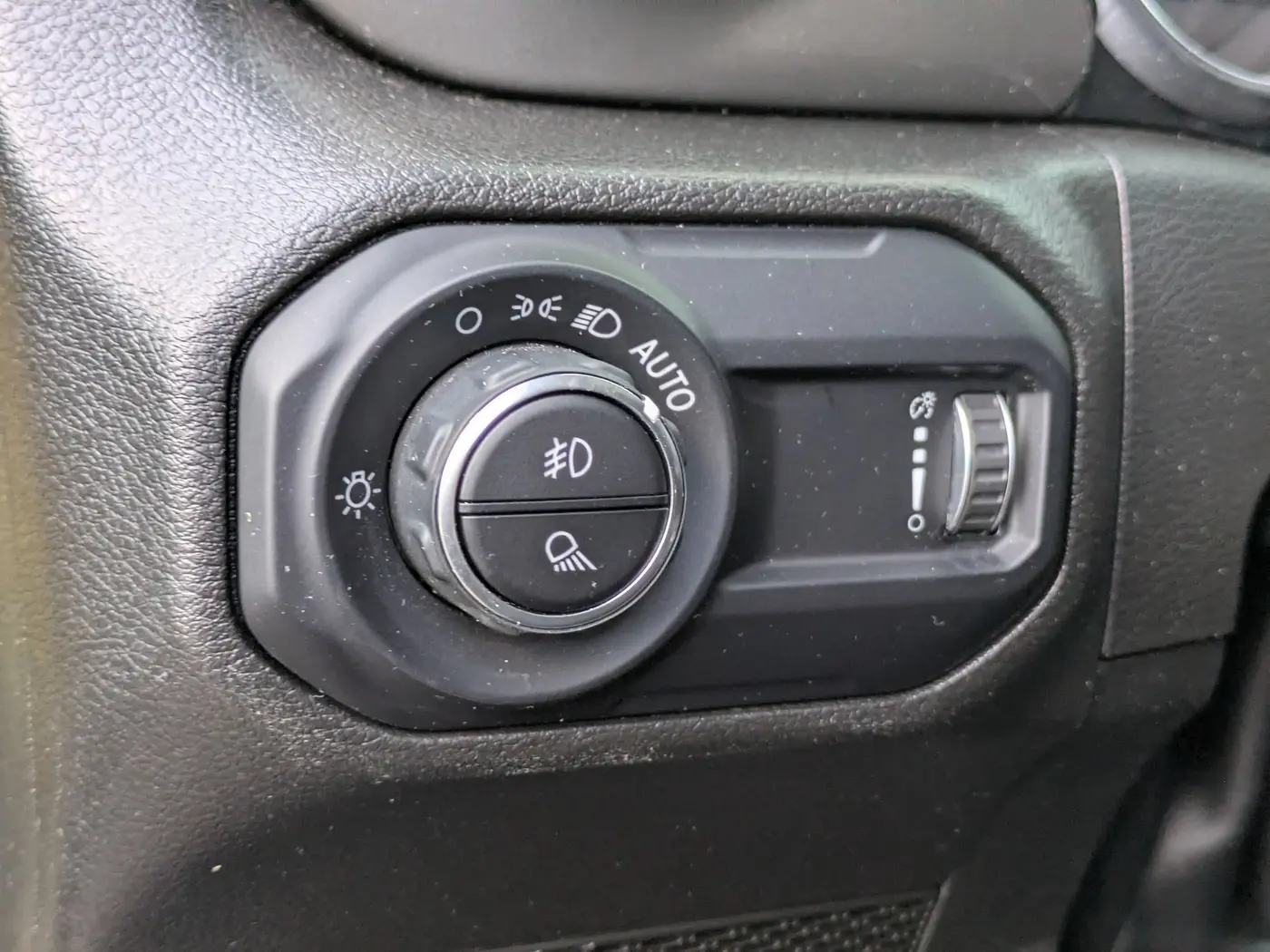 2023 Jeep Gladiator - $27,000