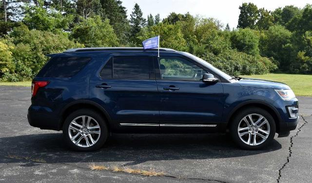 2017 Ford Explorer XLT — photo 1 of 12
