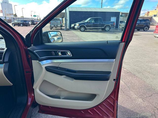 2016 Ford Explorer - $11,900