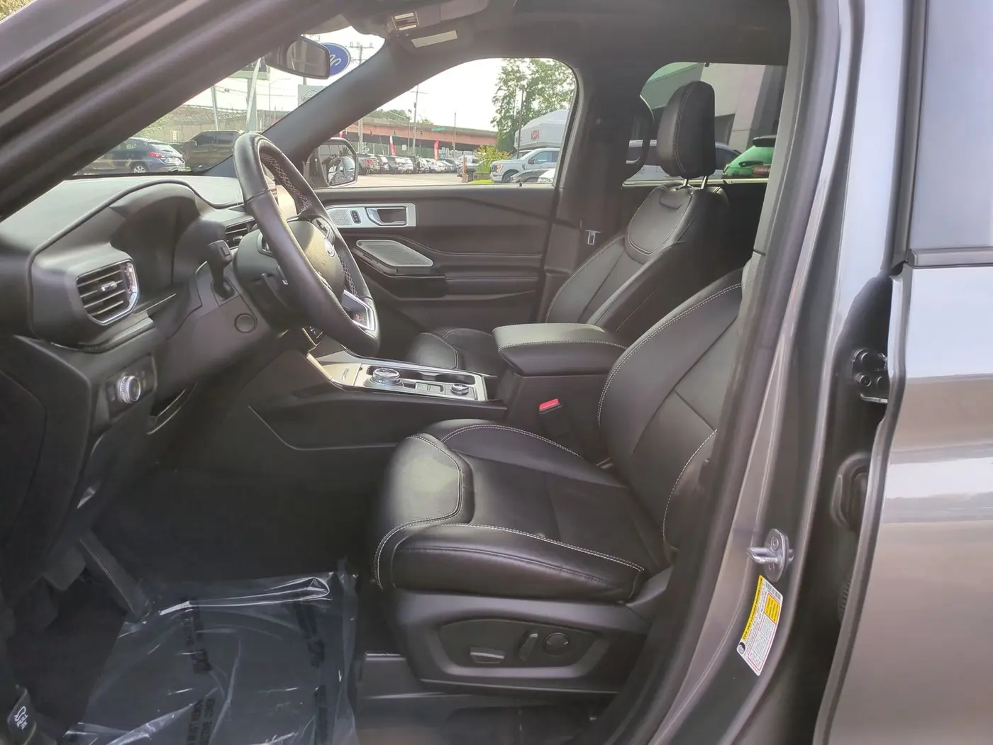 2022 Ford Explorer - $33,990