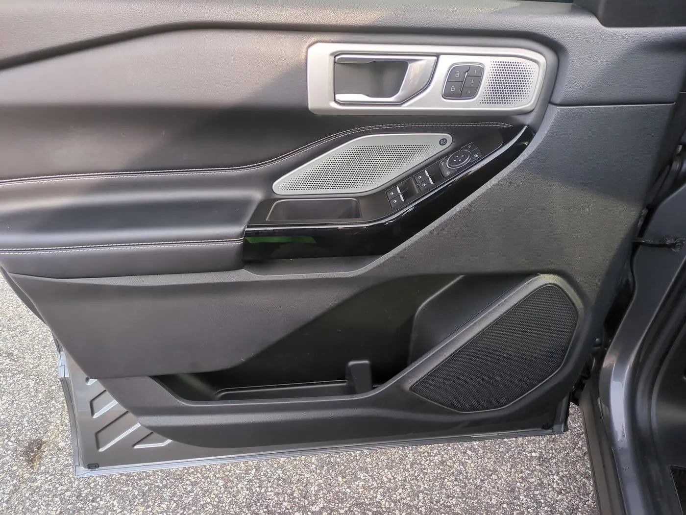 2022 Ford Explorer - $33,990