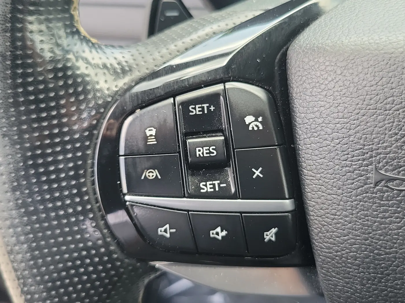 2021 Ford Explorer - $31,990