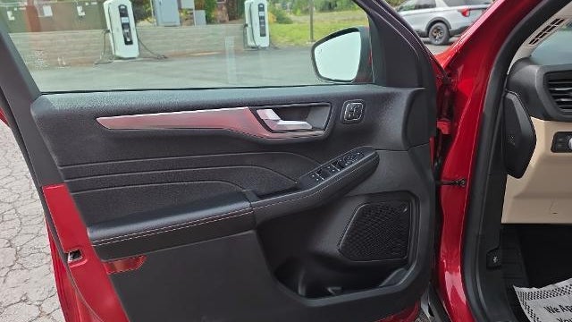 2022 Ford Escape Hybrid Titanium