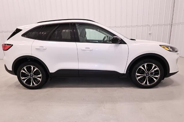 2022 Ford Escape SE — photo 1 of 24