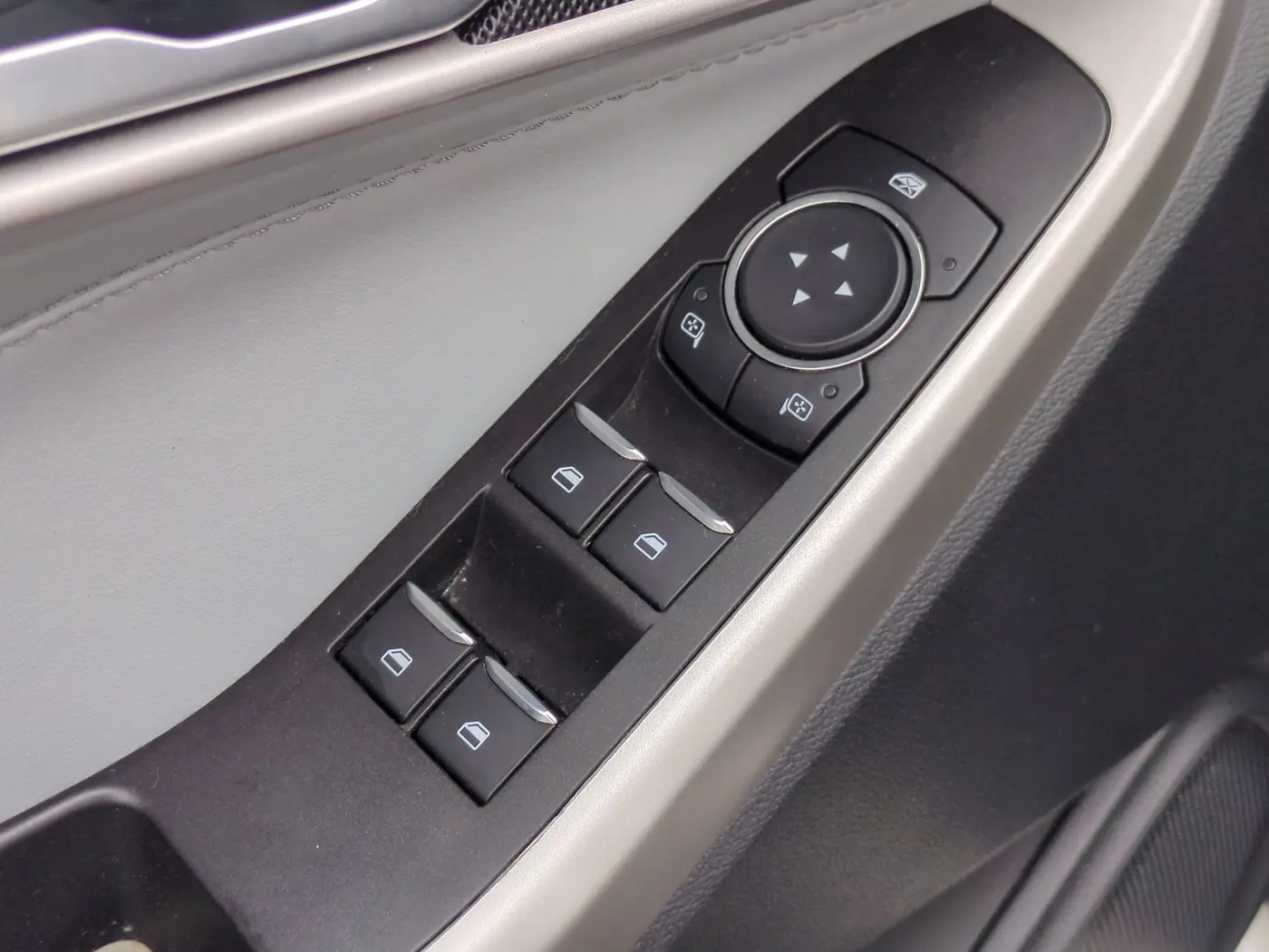 2022 Ford Explorer - $27,495