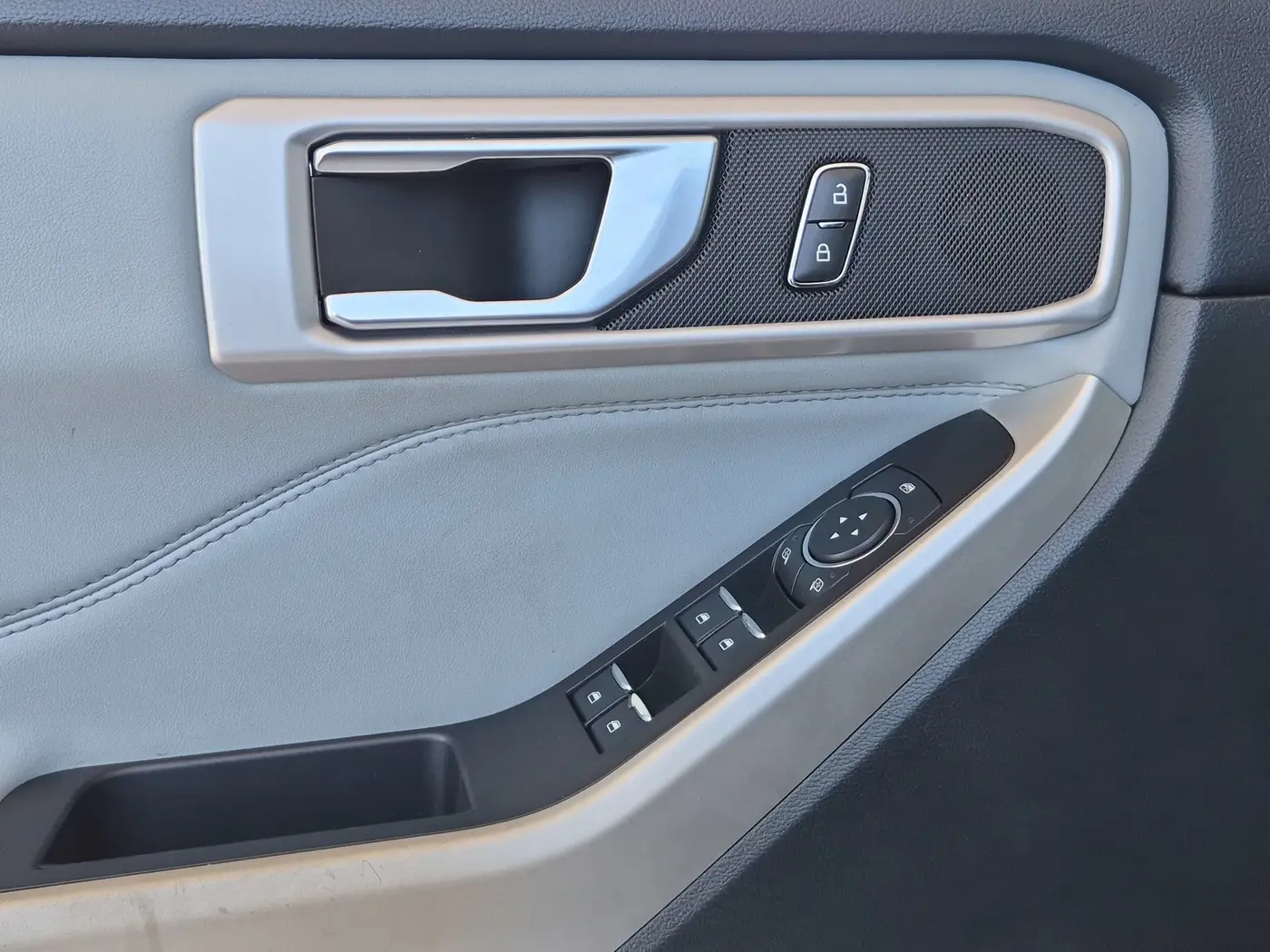 2022 Ford Explorer - $28,000