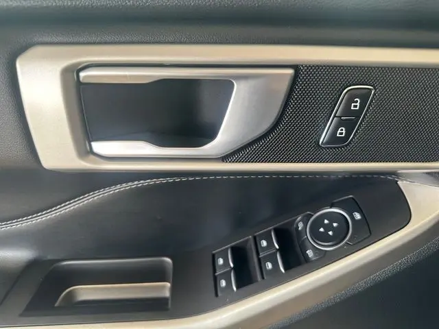 2023 Ford Explorer - $27,800