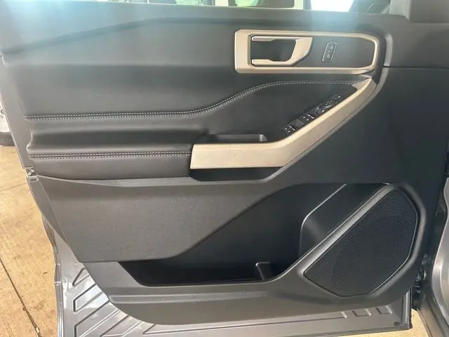 2023 Ford Explorer - $27,800