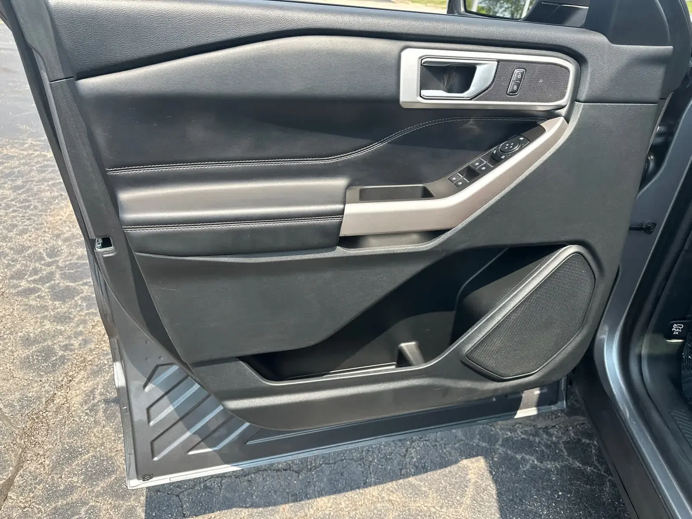 2023 Ford Explorer - $28,990