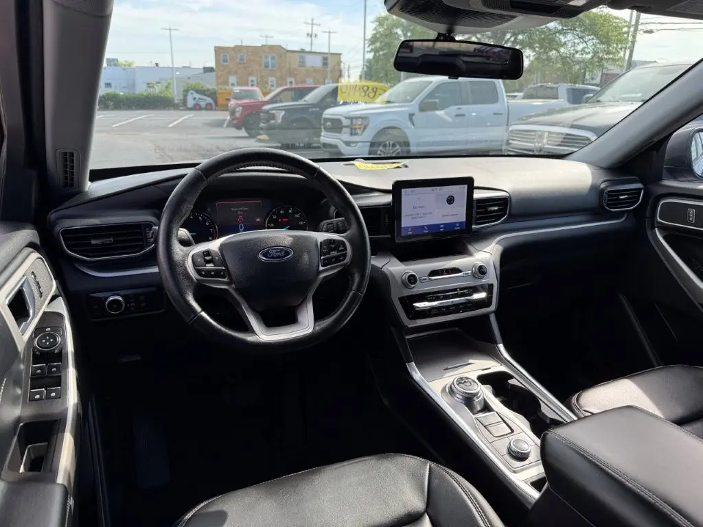 2023 Ford Explorer - $29,998
