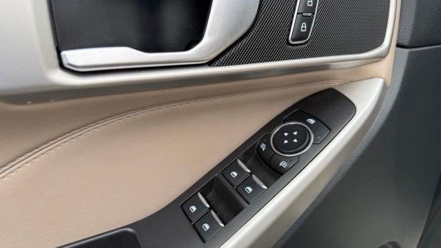 2023 Ford Explorer - $31,990