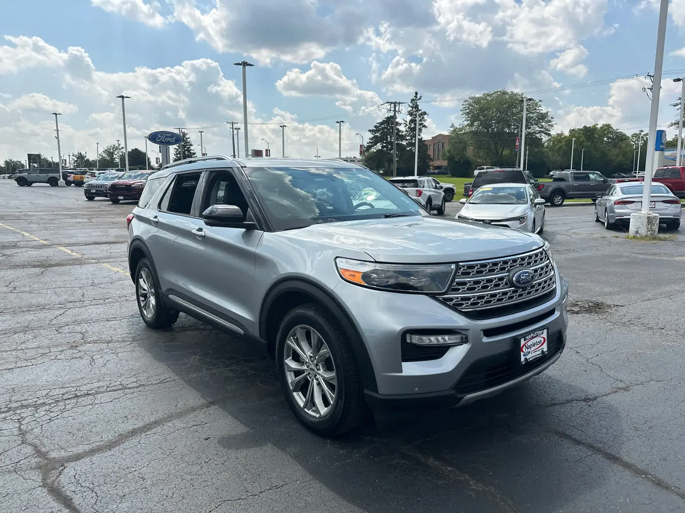 2022 Ford Explorer - $27,990