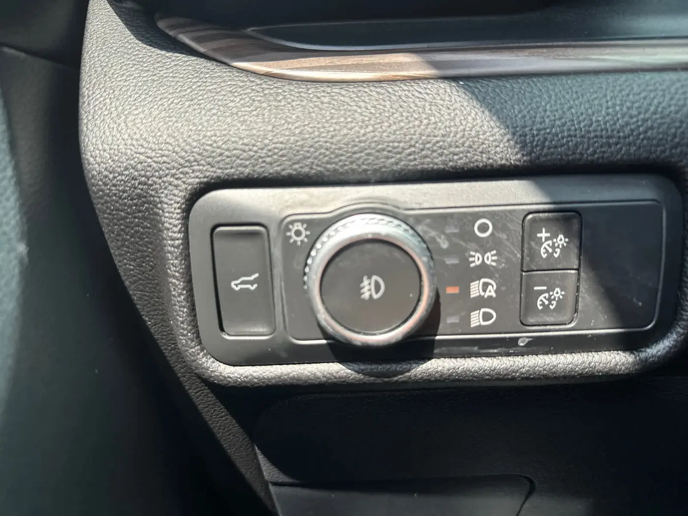 2022 Ford Explorer - $27,990