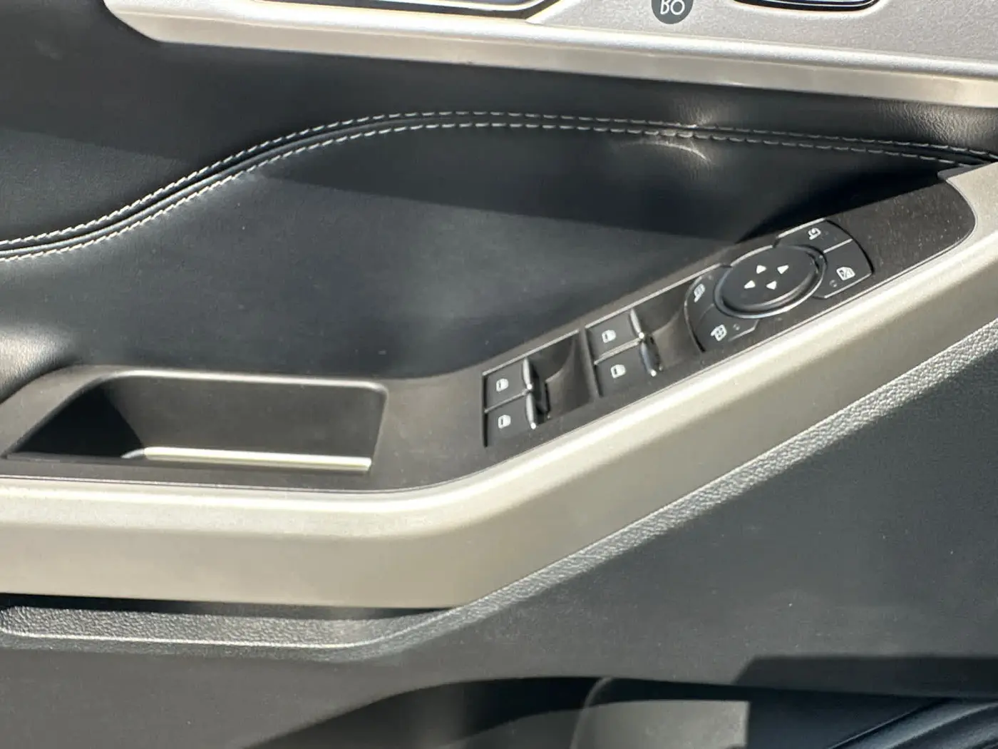 2022 Ford Explorer - $27,990