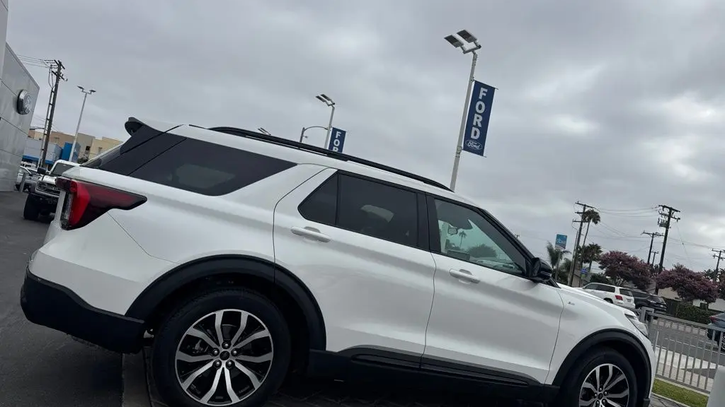 2025 Ford Explorer ST-Line